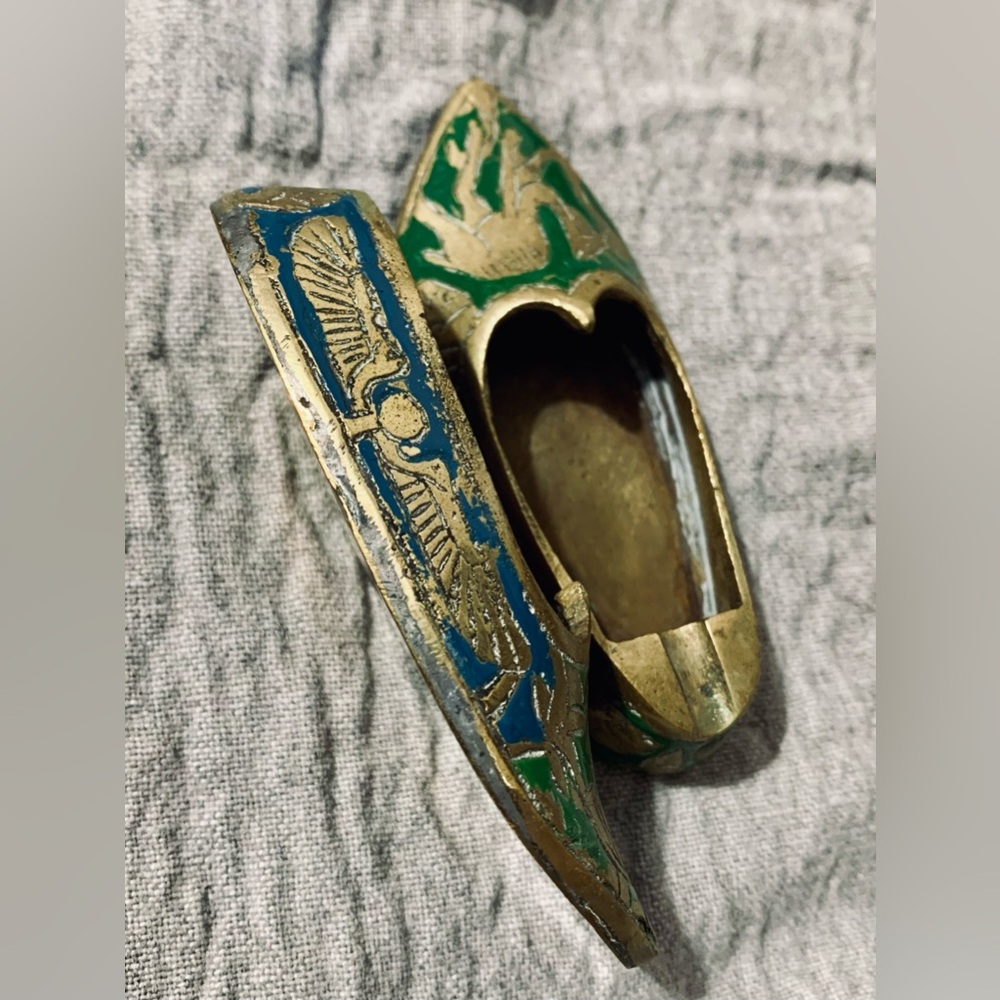 Brass Egyptian Mini Slipper Ashtrays | Babouches Égyptiennes en Laiton - Picture 3 of 4